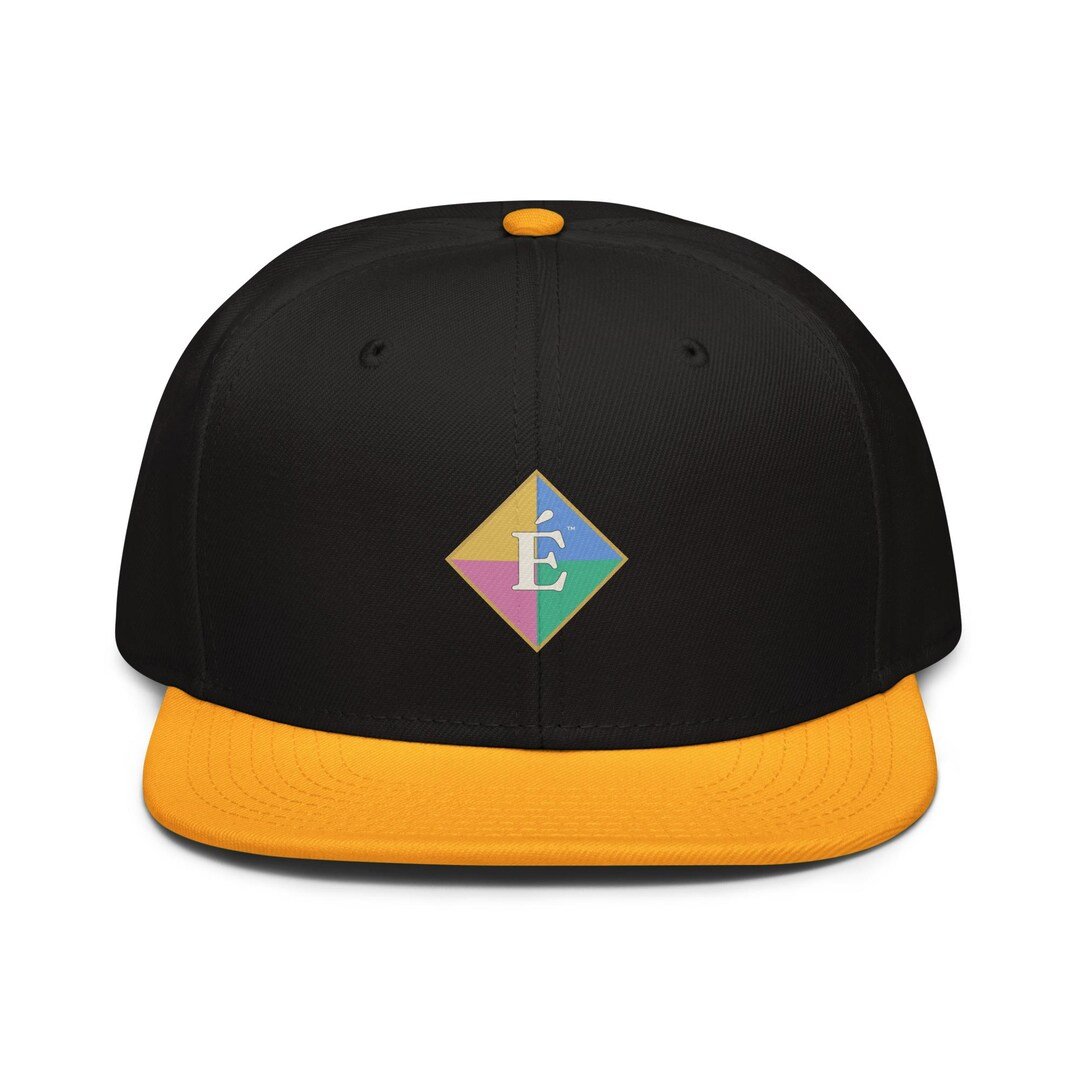 Flat-brim snapback cap with the embroidered Enfiaré diamond emblem on the front panel.